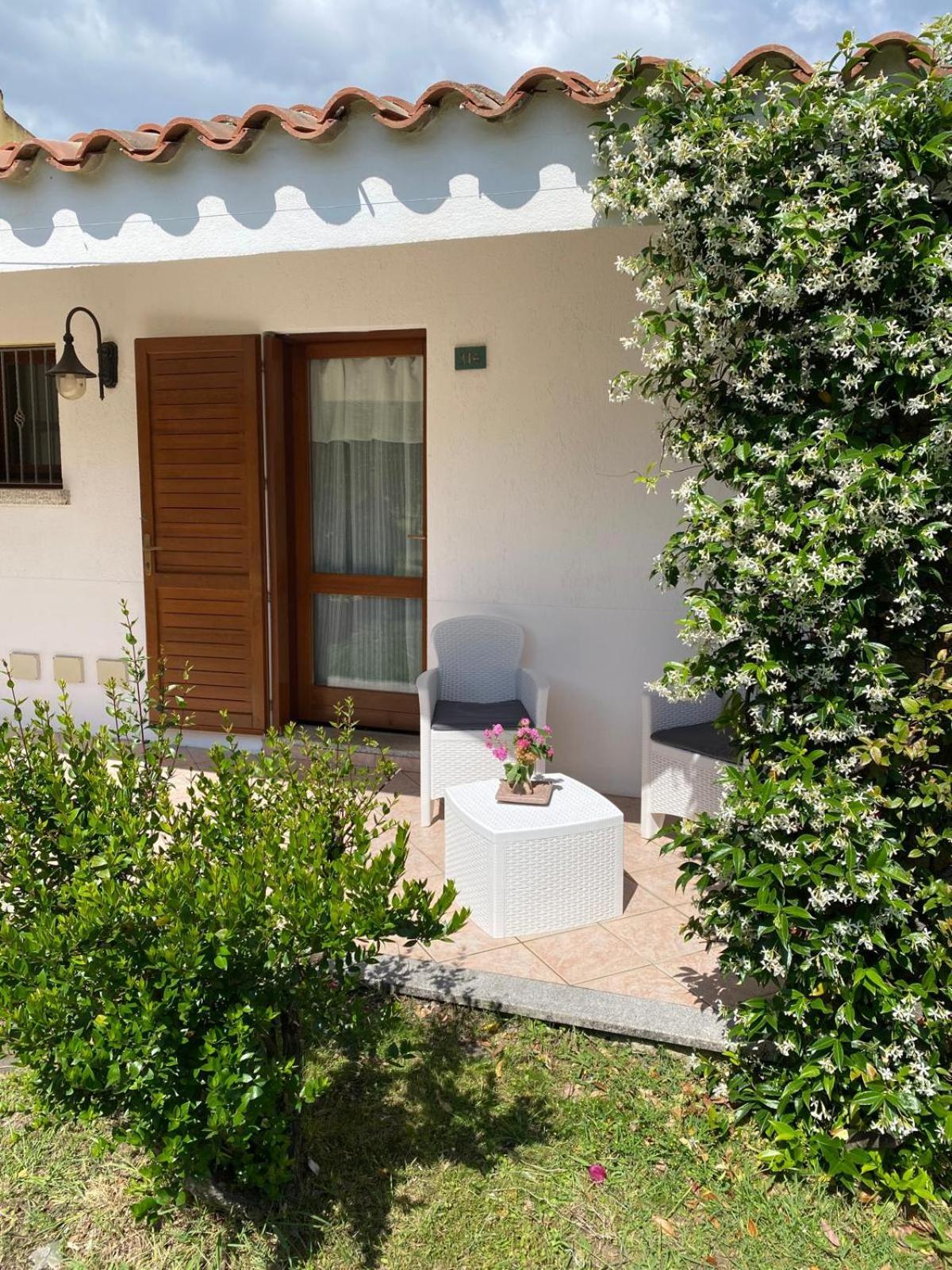 Hotel Cala Mirto Будони Екстериор снимка
